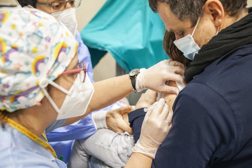 Vaccini obbligatori, i pediatri di famiglia all’attacco: “Abolizione non ha alcuna base scientifica”