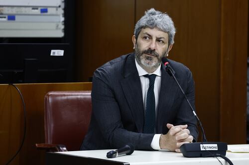 Campania, scoppia il caso del “gozzo” di Fico. Per FdI la barca era ormeggiata abusivamente nel porto militare
