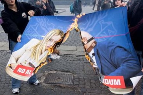 Corteo per il No, bruciate le foto di Meloni, Nordio e Trump. In fiamme la bandiera americana