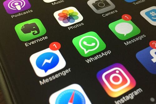 Selfie hot su Whatsapp, le foto delle ragazzine finiscono sul web