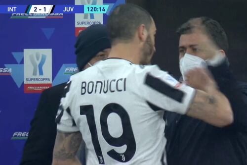 Da Allegri che dà del cogl**** all'arbitro ai pugni di Bonucci: Juventus fuori controllo