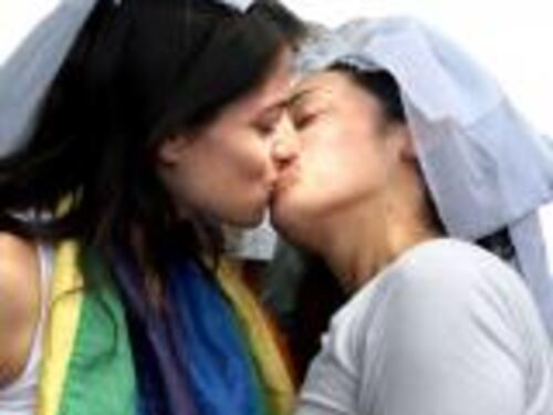 Cassazione: "Le coppie gay hanno diritto a una vita familiare"
