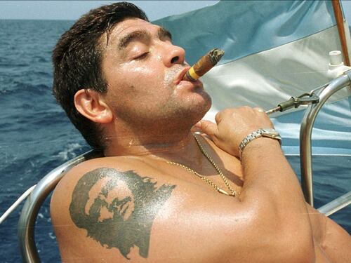 L'ira degli animalisti contro Maradona fotografato con un'antilope morta in mano