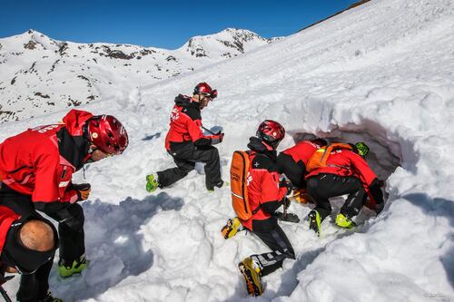 Le valanghe fanno tre morti sulle Alpi. Bambina di 11 anni travolta con il padre in Val d'Isère