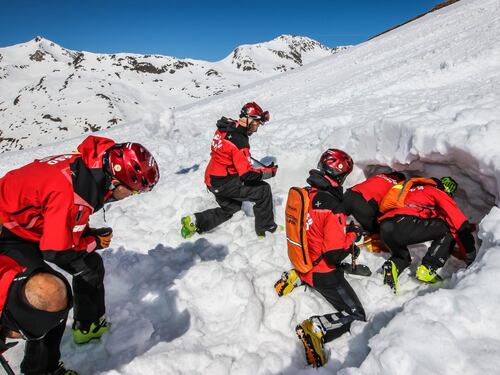 Le valanghe fanno tre morti sulle Alpi. Bambina di 11 anni travolta con il padre in Val d'Isère
