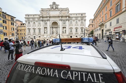 Roma, lotta alle truffe. Stretta della Polizia sul "gioco" delle tre campanelle