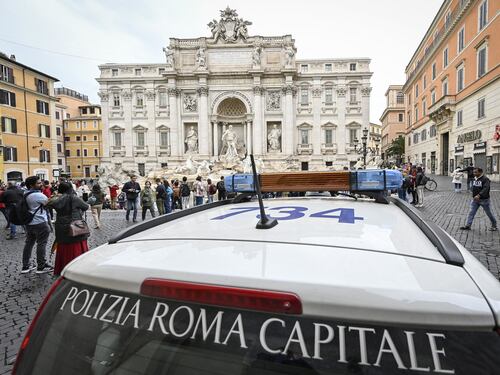 Roma, lotta alle truffe. Stretta della Polizia sul "gioco" delle tre campanelle