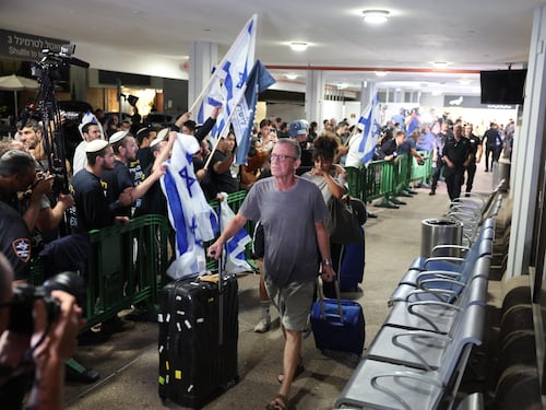 Volo Dubai-Tel Aviv, il doppio passaporto e la pista iraniana: cosa sappiamo
