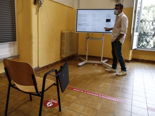 I banchi nuovi non ci sono, il capo dei presidi: "Consegnato solo l'8% , tanti studenti solo con le sedie"