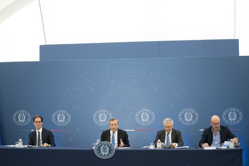 Fondi russi ai partiti, l'affondo di Draghi in conferenza: "L’Italia non si fa abbattere da pupazzi prezzolati"