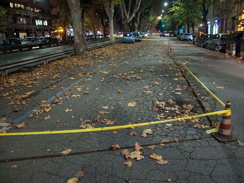 Si apre un'altra voragine, via Ostiense in tilt