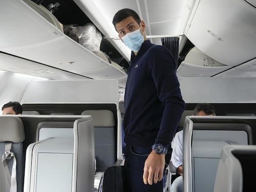 Novak Djokovic no vax e la presa in giro di Ryanair: "Non siamo una compagnia aerea ma voliamo in aereo"