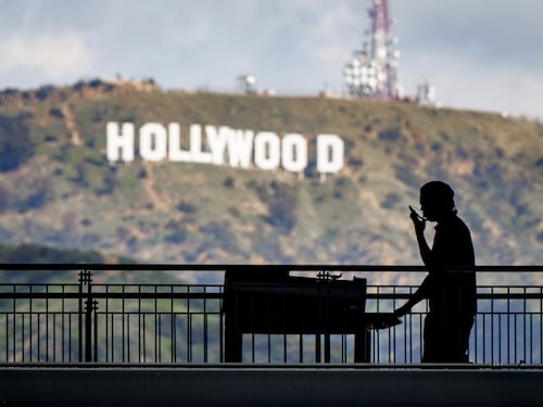 Hollywood trema per lo sciopero: sceneggiatori in protesta, rischi miliardari