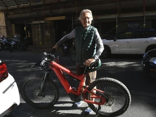 Solidarietà alla Cgil, Montezemolo ci va su due ruote