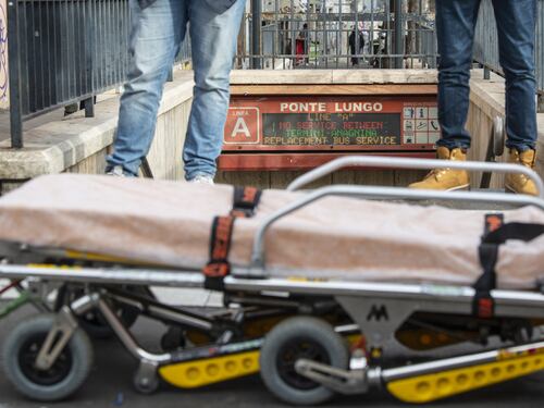 A 15 anni si getta sotto al metrò