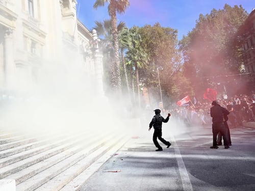 Studenti in piazza in tutta Italia. Tensioni a Roma: bombe carta e fumogeni contro ministero e polizia