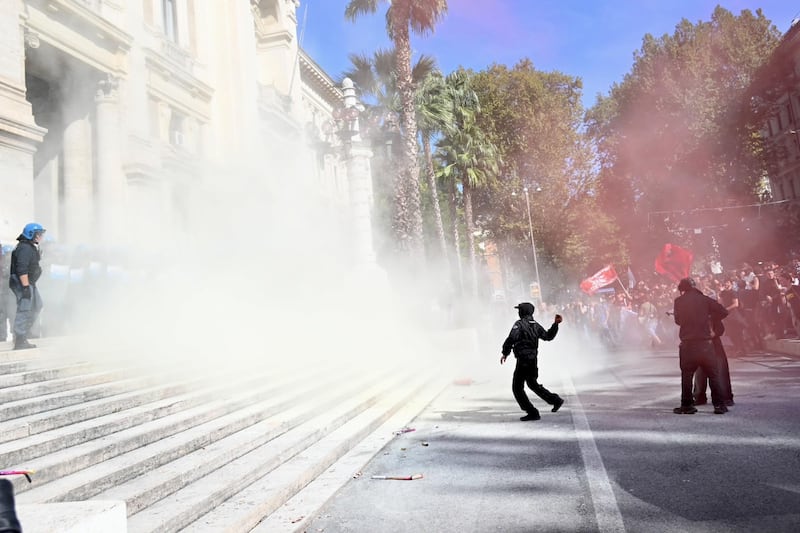 Studenti in piazza in tutta Italia. Tensioni a Roma: bombe carta e fumogeni contro ministero e polizia