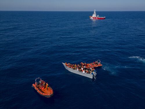 Migranti, il Parlamento europeo approva il nuovo Patto. Il Pd si sgancia dalla sinistra