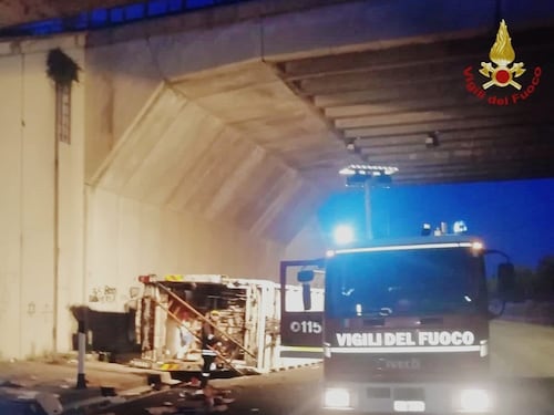 Roma, camion si ribalta sul Gra all'uscita Appia