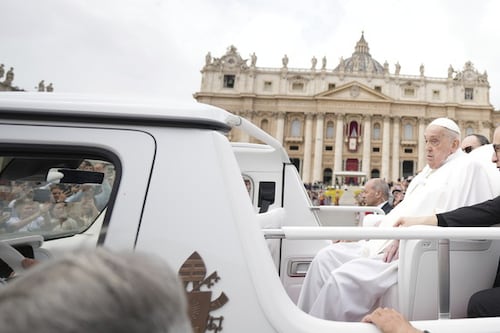 Jorge Mario Bergoglio, il gesuita vestito di bianco "venuto dalla fine del mondo" e che non tornò mai in patria