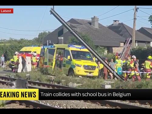 Belgio, tragedia per degli studenti: treno travolge uno scuolabus. Ci sono dei morti