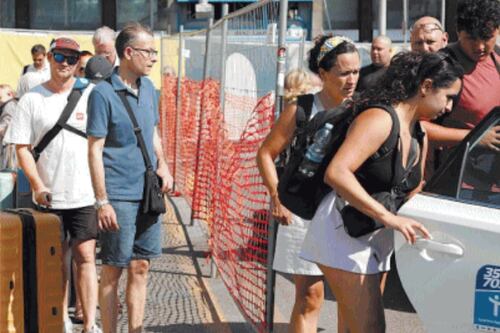 Taxi, arriva il caro tariffe ma le auto sono fantasmi. Ancora caos a Termini