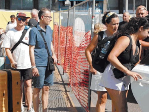 Taxi, arriva il caro tariffe ma le auto sono fantasmi. Ancora caos a Termini