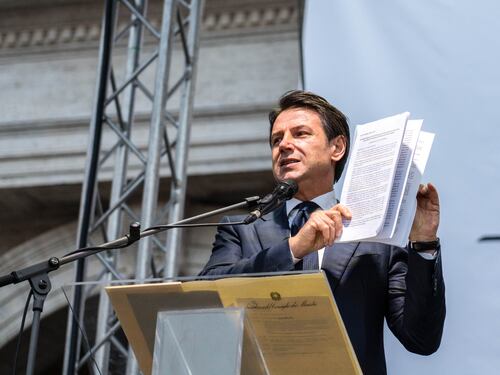 Conte: "Reddito di cittadinanza nella legge di bilancio". E Di Maio: "Sì a un po' di deficit"