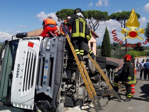 Genzano, tir si rovescia nel giardino di una casa e travolge auto in sosta
