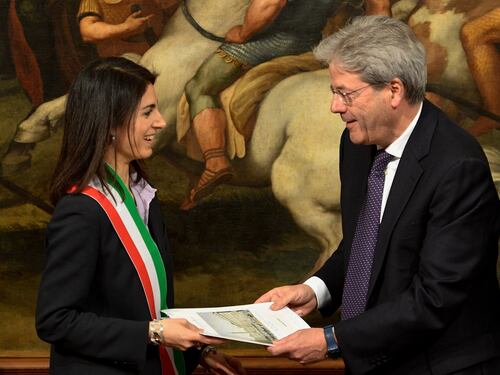 Gentiloni striglia la sindaca Raggi: "Da lei poca efficienza"