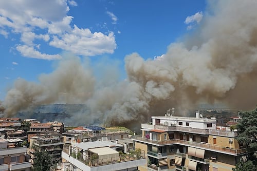Incendio Pineta Sacchetti: muro di fuoco e Roma Ovest sotto una nube di fumo
