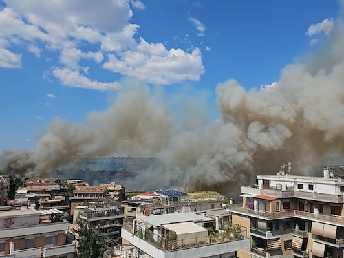 Incendio Pineta Sacchetti: muro di fuoco e Roma Ovest sotto una nube di fumo