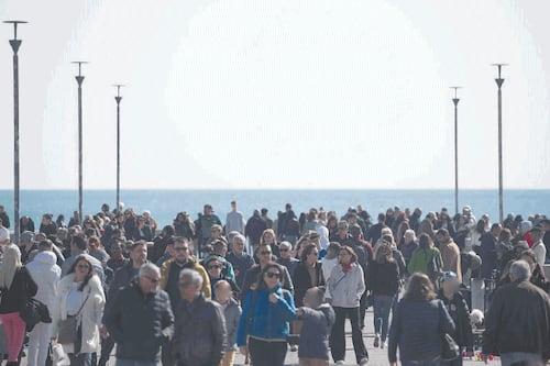 Ostia, Pasquetta in spiaggia. Il litorale è già sold out