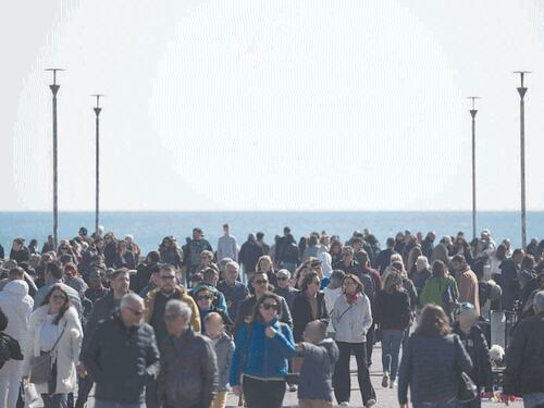 Ostia, Pasquetta in spiaggia. Il litorale è già sold out