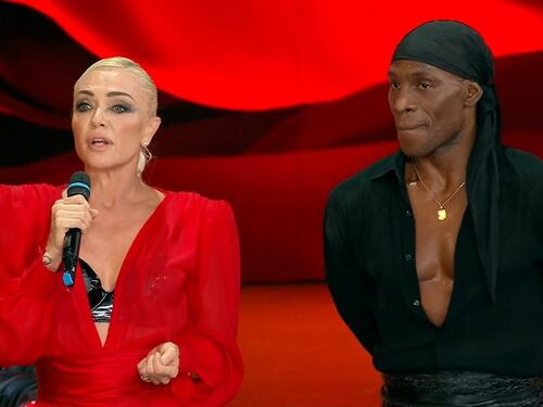 Ballando con le stelle, la giuria stronca Paola Barale e lei crolla: “Non sono una tigre”