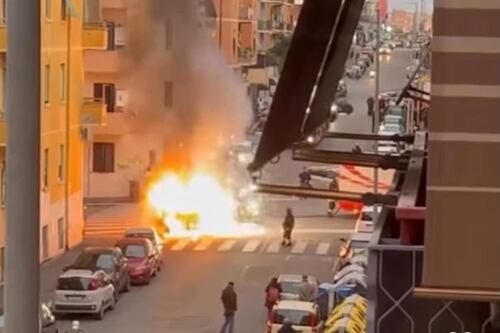 Roma, panico a Centocelle per un'auto in fiamme