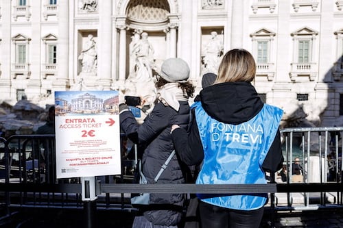 Alla Fontana di Trevi "addetti alla biglietteria pagati 4,50 euro l'ora"