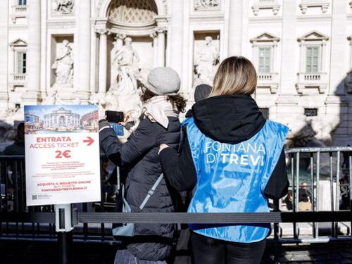 Alla Fontana di Trevi "addetti alla biglietteria pagati 4,50 euro l'ora"