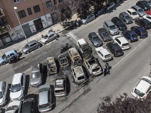 Dieci automobili in fiamme nella notte. Tanta paura a Casal Bertone