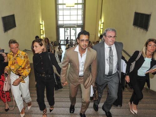 Corona di nuovo a processo, show in aula: "Non capite un c..., io più perseguitato di Berlusconi"