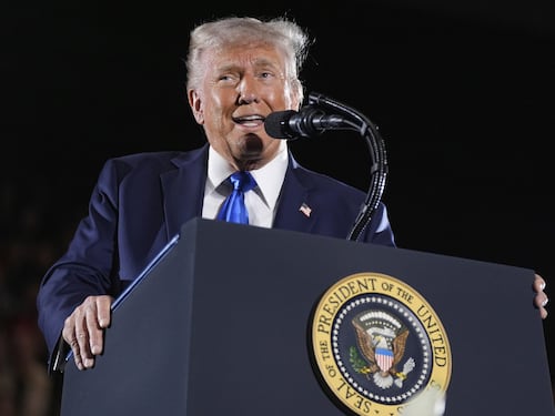 Trump vestito da Papa? Non è blasfemia, è The Donald croce e delizia
