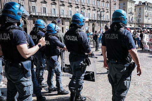 Ci scrive l’"agenteX": armi non letali più efficaci (spraye manganelli) per tenere a distanza i facinorosi
