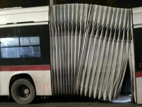 Il filobus si spezza in due. Così la pedana girevole crolla sotto i piedi