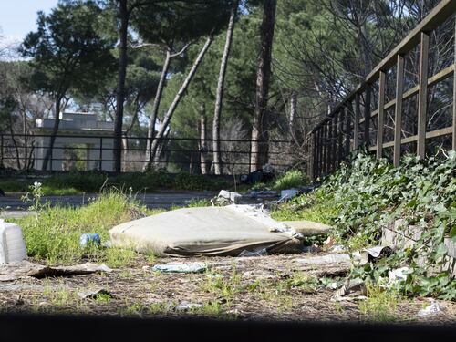 Villa Borghese, tour del degrado nell' "oasi" dei clochard