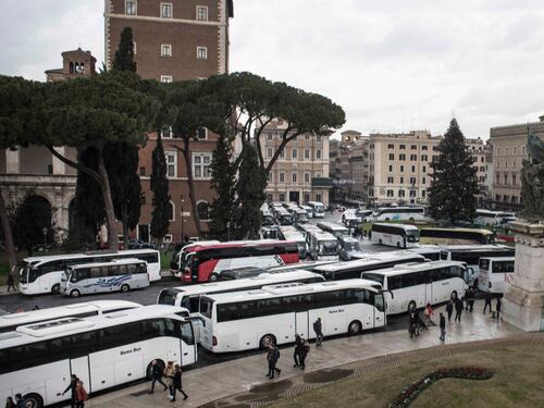 Blocco ai pullman nel centro. I bus turistici paralizzano Roma