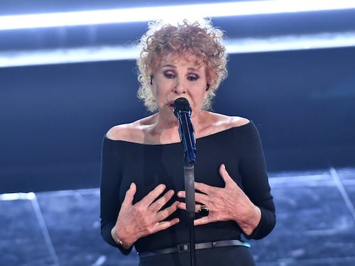 Ornella Vanoni cade sul marciapiede e si rompe il femore. Tour rimandato