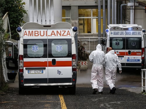 Non c'è più posto negli ospedali di Roma. Ambulanze con i pazienti bloccate in fila