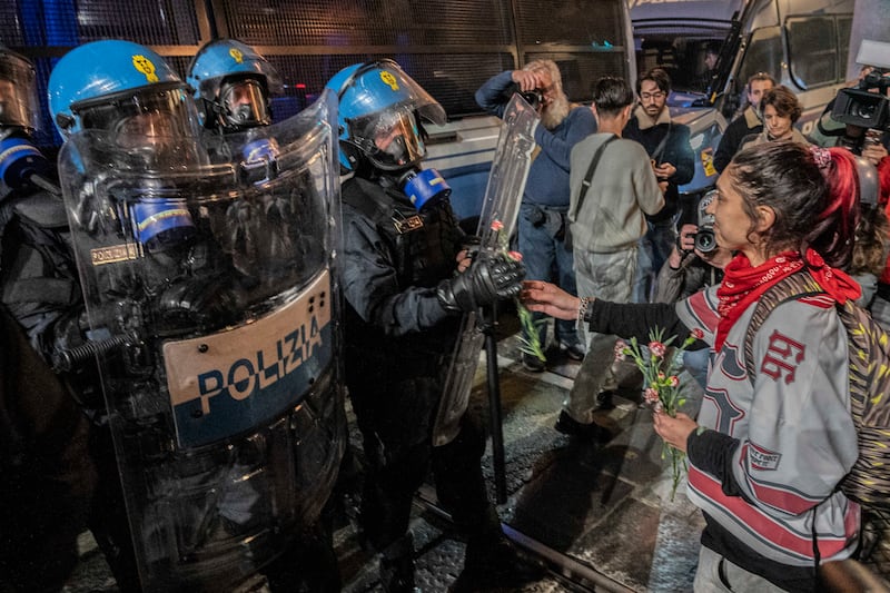 Polizia, va in scena l’odio in piazza. E Per la sinistra è colpa del governo Meloni