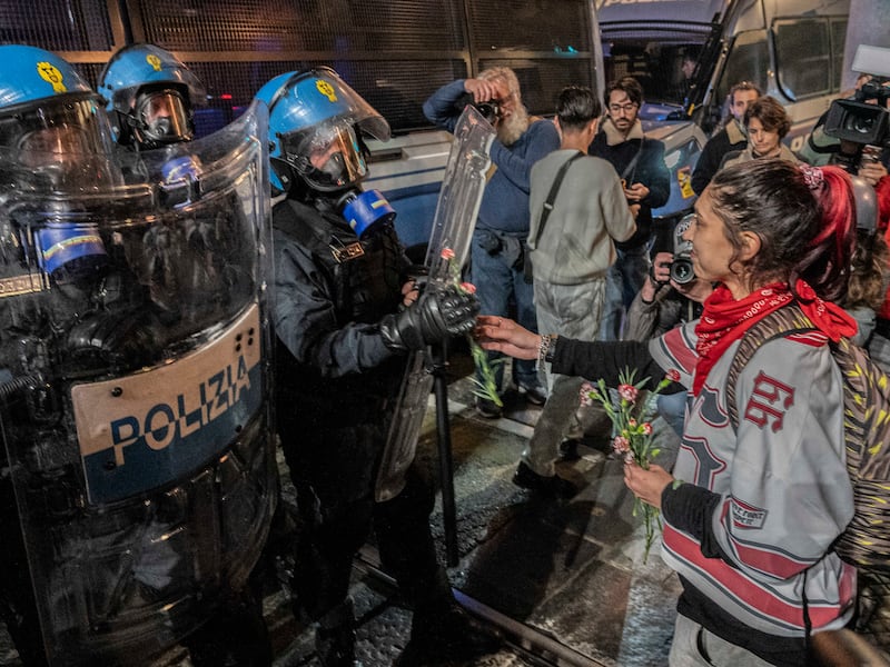 Polizia, va in scena l’odio in piazza. E Per la sinistra è colpa del governo Meloni