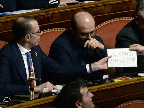 Show al Senato della Lega. E spunta la statuetta di Conte Pinocchio